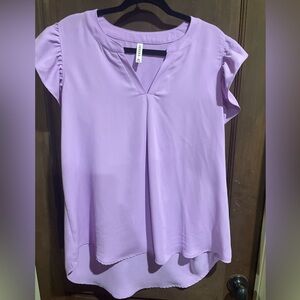 WOMENS XL ZENANA TOP.  V NECK. LAVENDER IN COLOR. FLUTTER SLEEVES.